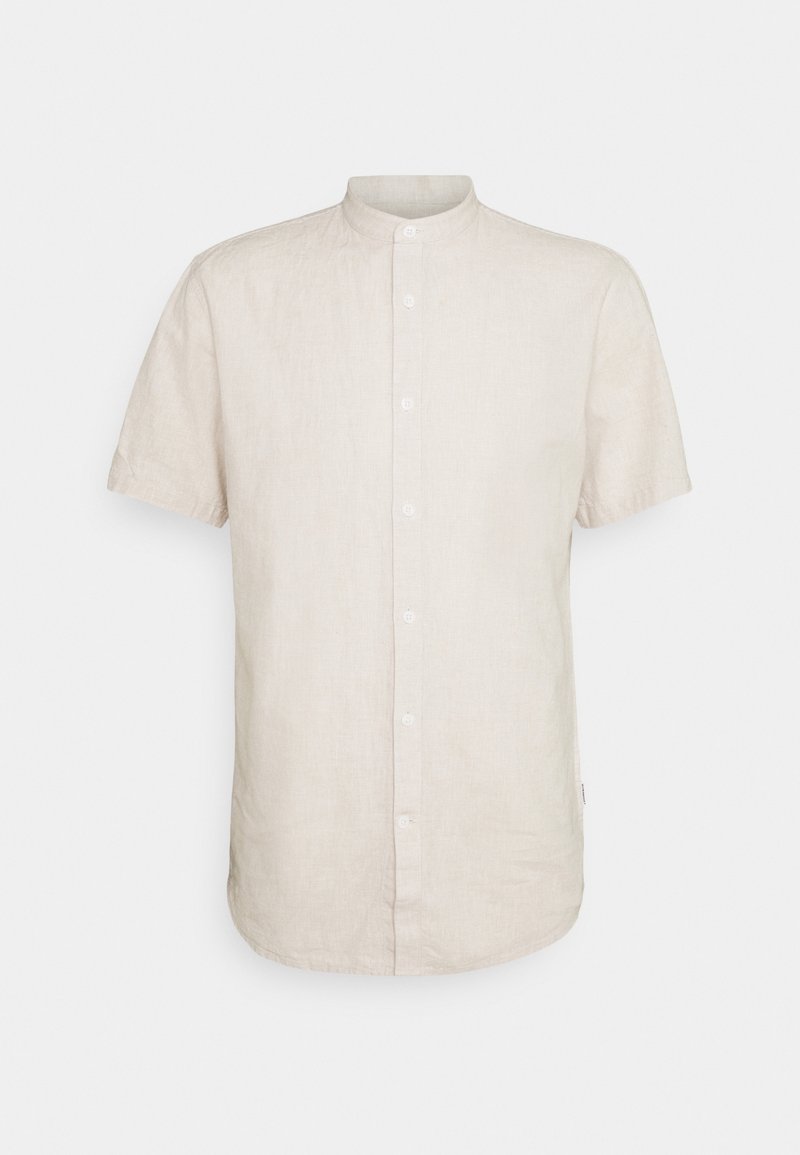 Košile s krátkými rukávy, světle béžová lněná s límečkem ve stylu pásku, zapínáním na knoflíky vpředu a jemnou strukturou, s oblým spodním lemem a bez výrazných vzorů.