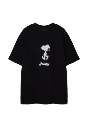 T-shirt nera in cotone con una grafica bianca di Snoopy e la parola "Snoopy" sottostante. Maniche corte e scollatura a girocollo.