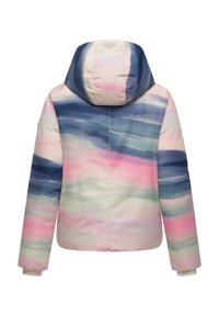 Veste duveteuse colorée avec un motif aquarelle horizontal en marine, rose et pastels. Équipée d'une capuche et de poignets côtelés. Texture douce.