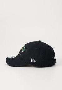 Gorra de béisbol negra con texto bordado multicolor en la parte frontal. Tiene una correa ajustable en la parte posterior y un logotipo en el lado.