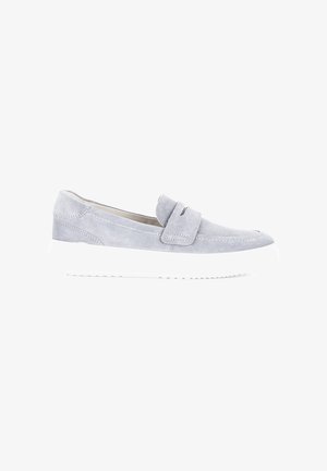 Mocassin en daim gris clair avec semelle épaisse blanche et détail lanière penny, vu de profil sur fond blanc.