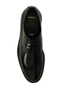 Schwarzer Schnürschuh aus Leder mit glattem, glänzendem Finish, rund zulaufender Spitze und dezenten Nähten an den Seiten. Das Innere zeigt das Branding.