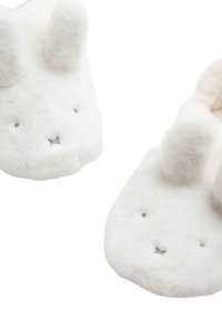 Zapatillas blancas y esponjosas con forma de cabezas de conejo, con detalles faciales grises y orejas. Textura suave y forma curvada y redondeada ideal para la comodidad.