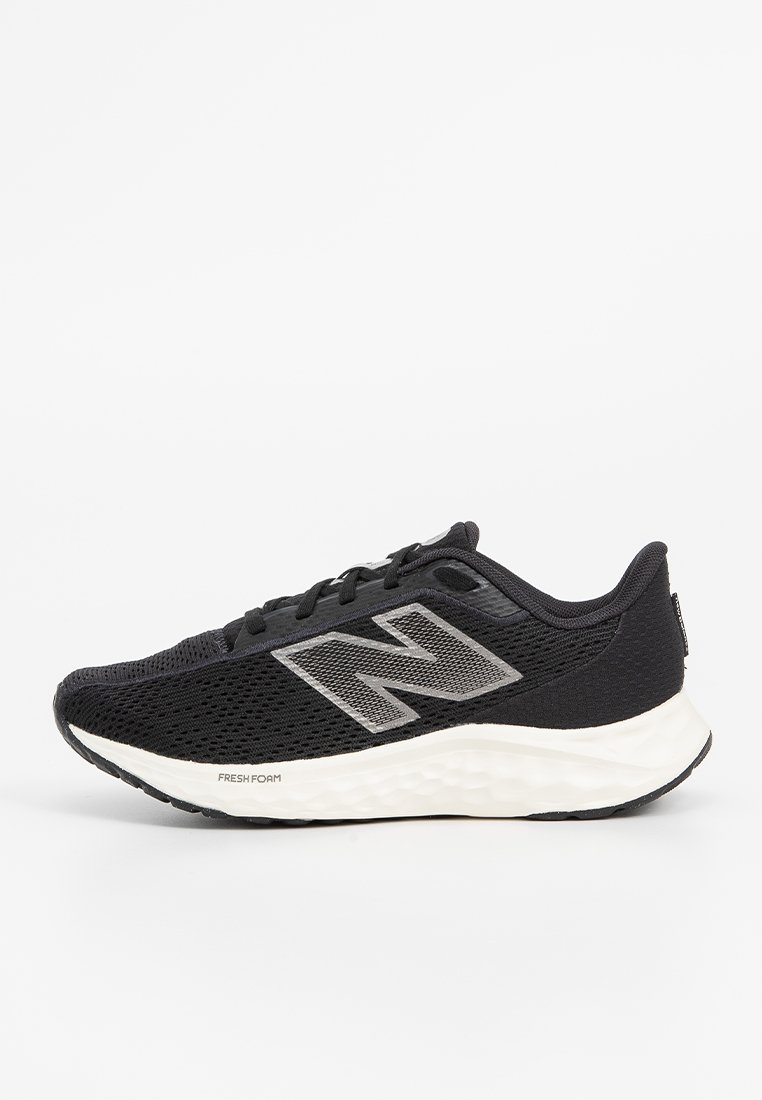Schwarze Mesh-Laufschuhe verfügen über ein kontrastierendes graues Logo, eine gepolsterte weiße Zwischensohle mit der Bezeichnung "FRESH FOAM" und eine strukturierte Außensohle.