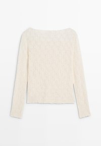 Langärmlige cremefarbene Spitzenbluse mit U-Boot-Ausschnitt und wellenförmigen Kanten, flach auf einem weißen Hintergrund ausgebreitet.