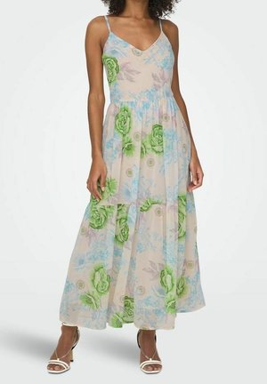 La robe maxi présente un tissu léger et transparent avec un motif floral en vert et bleu, un décolleté en V et des bretelles spaghetti. Elle est accentuée par un design en volants.