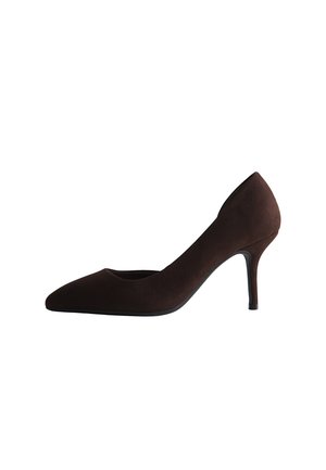Scarpa con tacco alto a punta in camoscio marrone con tacco a stiletto sottile e lati bassi su sfondo bianco.