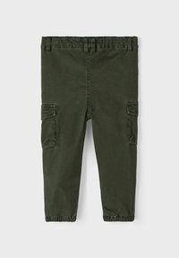 Pantaloni cargo verdi in cotone, con vita elasticizzata, due tasche laterali cargo e caviglie affusolate. Texture liscia con dettagli cuciti.
