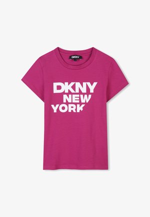 Camiseta de algodón fucsia con mangas cortas. Presenta texto gráfico en blanco: "DKNY NUEVA YORK" mostrado de manera prominente en el frontal.