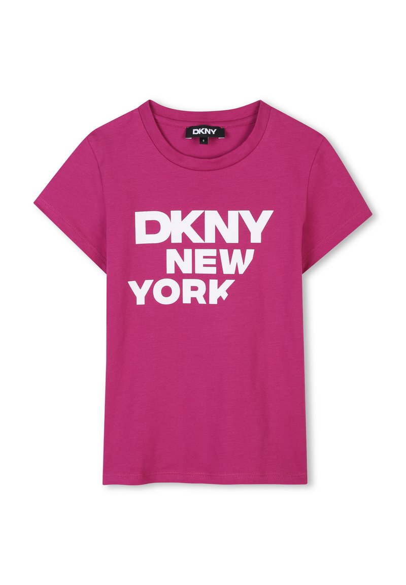 Camiseta de algodón fucsia con mangas cortas. Presenta texto gráfico en blanco: "DKNY NUEVA YORK" mostrado de manera prominente en el frontal.