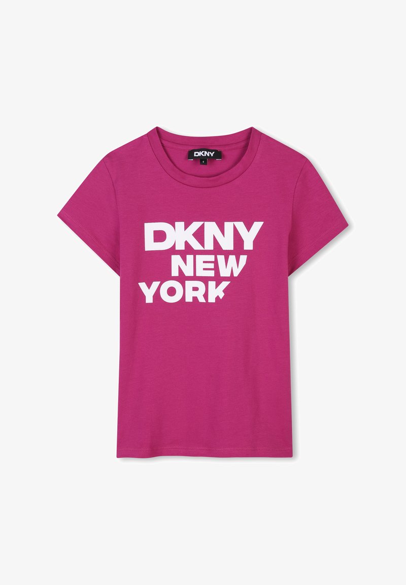 Camiseta de algodón fucsia con mangas cortas. Presenta texto gráfico en blanco: "DKNY NUEVA YORK" mostrado de manera prominente en el frontal.
