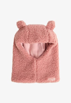 Căciulă moale din fleece roz pal, cu urechi de urs, având o textură pufoasă și o căptușeală interioară netedă. Include o mică etichetă "JOJO" în partea de jos.