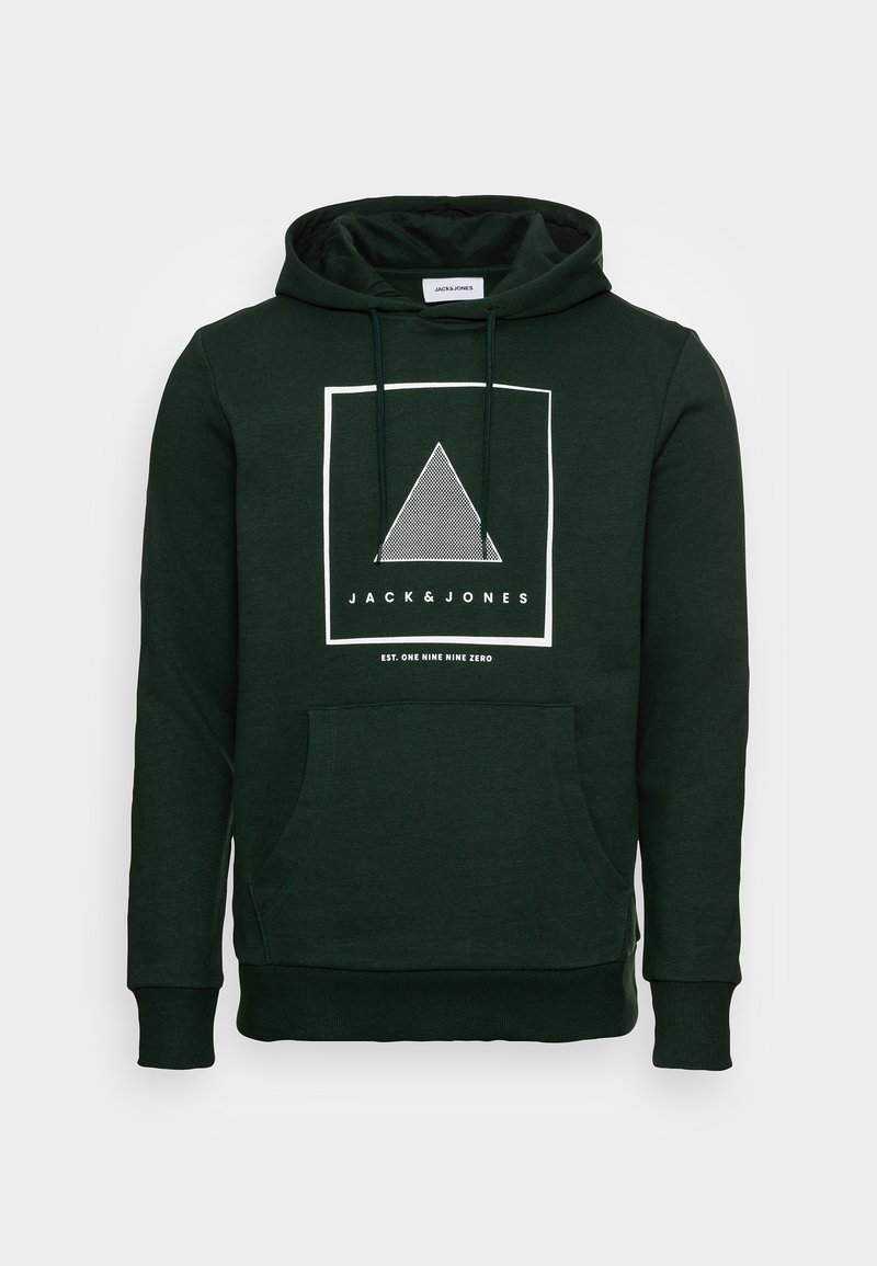 Tmavě zelená mikina s kapucí a přední kapsou, bílý trojúhelníkový grafický vzor a text "JACK & JONES" uvnitř bílé čtvercové obruby na hrudi.