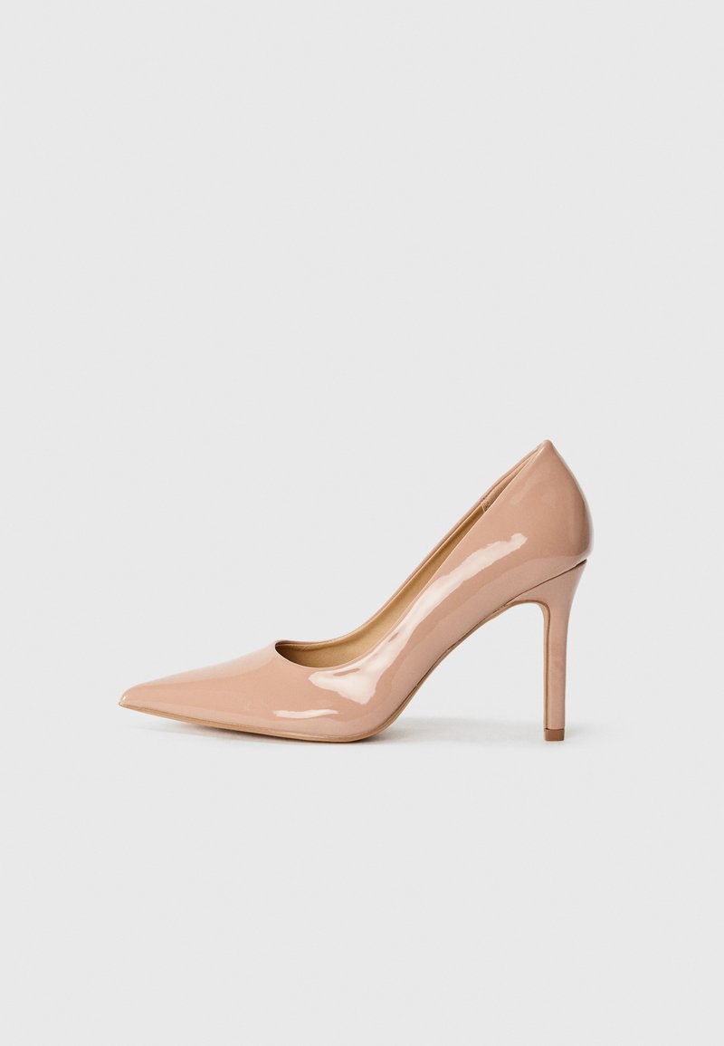 Pumps nudi in pelle lucida con tacco alto e affusolato, caratterizzati da una finitura liscia e lucente e un design minimalista.
