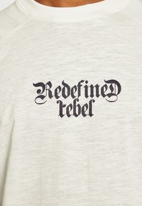 Redefined Rebel T-shirts med print - pristine