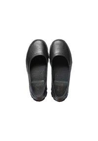 Chaussures noires en cuir à enfiler avec une surface texturée, bout rond et semelle intérieure rembourrée. Présente un talon décoratif avec de petites clous.