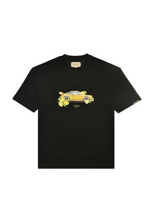 T-shirt nera a maniche corte con una grafica vintage di un'auto gialla circondata da limoni, centrata sul petto.