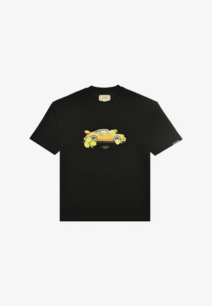 Camiseta negra de manga corta con un gráfico de coche vintage amarillo rodeado de limones centrado en el pecho.