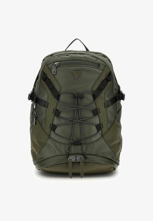 Olijfgroene rugzak van textuurstof, met verstelbare banden, ritsvakjes en een gestreept koordontwerp op de voorkant.