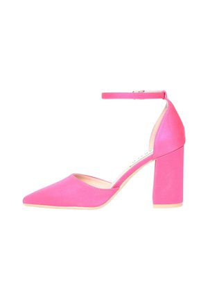 Scarpa con tacco alto in raso rosa, punta affusolata, cinturino alla caviglia e tacco quadrato spesso. Texture liscia e design minimalista.