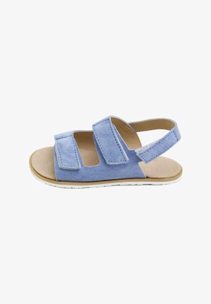 Sandalia de ante azul claro con dos tiras ajustables delanteras y una tira en el talón, plantilla beige y suela blanca sobre fondo blanco.