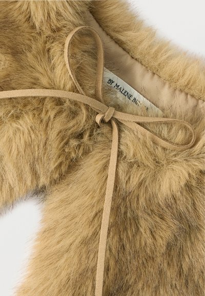 Ψεύτικη γούνα σε ανοιχτό καφέ με απαλή υφή, διαθέτει κορδέλα από ταμπά ύφασμα και εσωτερική φόδρα. Ορατή ετικέτα με την ένδειξη "BY MALENE BIRGER".