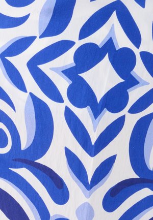 Blauwe bloemen- en bladpatronen in verschillende tinten op een witte achtergrond, gerangschikt in een symmetrisch, herhalend ontwerp.