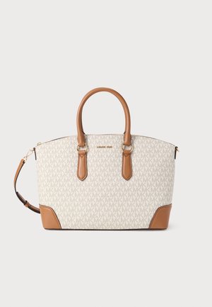 Sac à main beige avec un motif géométrique de logo, accents en cuir marron, doubles poignées arrondies et une bandoulière réglable.