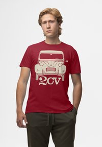 Červené bavlněné tričko s béžovou grafikou klasického auta a textem "2CV". Krátké rukávy a kulatý výstřih, pohodlný střih.