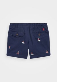 Marinblå shorts med elastiskt midjeband, prydda med broderade segelbåtar och fyrar, två bakfickor med knappstängning.