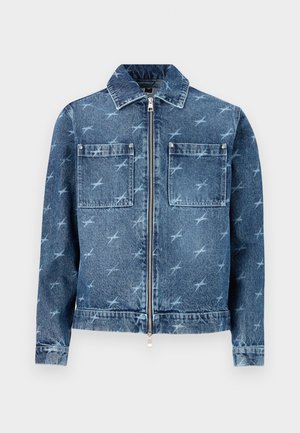 Denim jakna v svetlo modri barvi z vzorcem majhnih ptic. Ima zadrgo na sprednji strani, dva žepa na prsih in klasičen ovratnik.