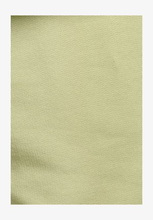 Beiger Stoff mit einer glatten gewebten Struktur, der feine Fäden und subtile Schatten zeigt, die auf leichte Falten hinweisen.