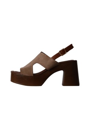 Brun platformsandal med tyk blokhæl, åben tå og justerbar ankelrem med spænde.