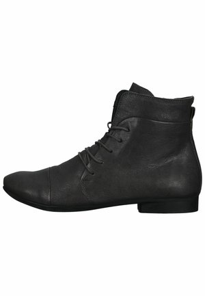 Botas de cuero negro hasta el tobillo con puntera redondeada, cordones en la parte delantera y un acabado liso y texturizado. Tacón bajo y diseño minimalista.