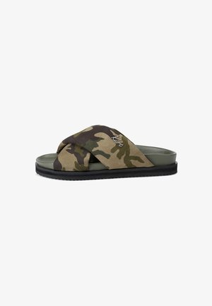 Slippersandaal met groene en bruine camouflage kruisbanden en een zwarte zool.