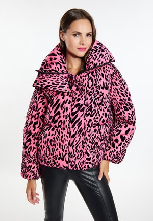 Giacca a vento rosa con motivo a stampa leopardo nera, colletto oversize, chiusura con bottoni e zip, e due tasche frontali.