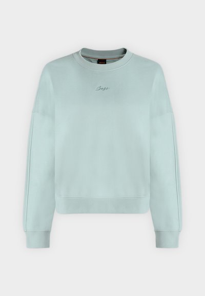 Sweat-shirt court bleu clair à manches longues, poignets et ourlet côtelés, avec petit logo "Boss" en cursive brodé sur la poitrine.