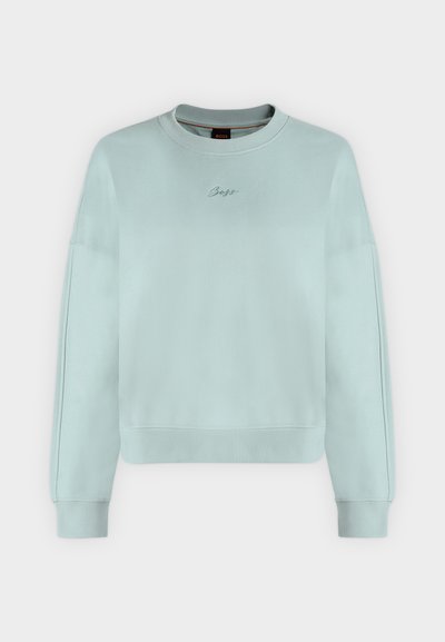 Sweat-shirt court bleu clair à manches longues, poignets et ourlet côtelés, avec petit logo "Boss" en cursive brodé sur la poitrine.
