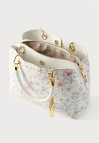 Bolso con estampado floral en material sintético color crema, cuenta con herrajes dorados, asa trenzada y dos compartimentos interiores con cremallera.