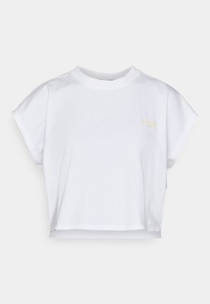 T-shirt cropped bianco in cotone, con scollo rotondo, maniche corte e un piccolo logo giallo sul davanti. Design piatto, senza motivi.