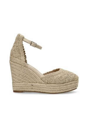 Espadrille de cuña beige con parte superior de tejido texturizado, tira en el tobillo con hebilla y suela de yute natural; diseño de puntera redondeada.