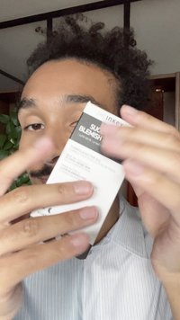 Inkey List-produkten är en vit, rektangulär låda märkt "Succinic Blemish Treatment" med svart text och minimalistiska designelement.
