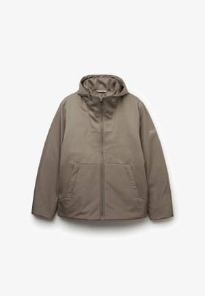 Giacca con cappuccio in un colore taupe smorzato, dotata di chiusura frontale con zip, due tasche grandi e una finitura in tessuto liscia e testurizzata.