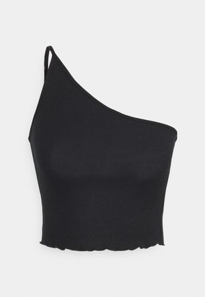 Zwarte geribbelde gebreide cropped top met één schouderband en asymmetrische halslijn tegen een lichtgrijze achtergrond.