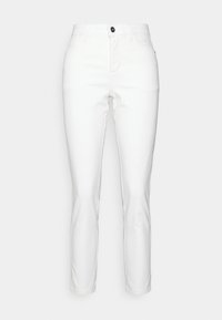 Pantalons en denim blancs avec une coupe slim, un design à cinq poches, une fermeture à bouton à l'avant et des jambes droites, présentant une texture lisse et un minimum de détails.