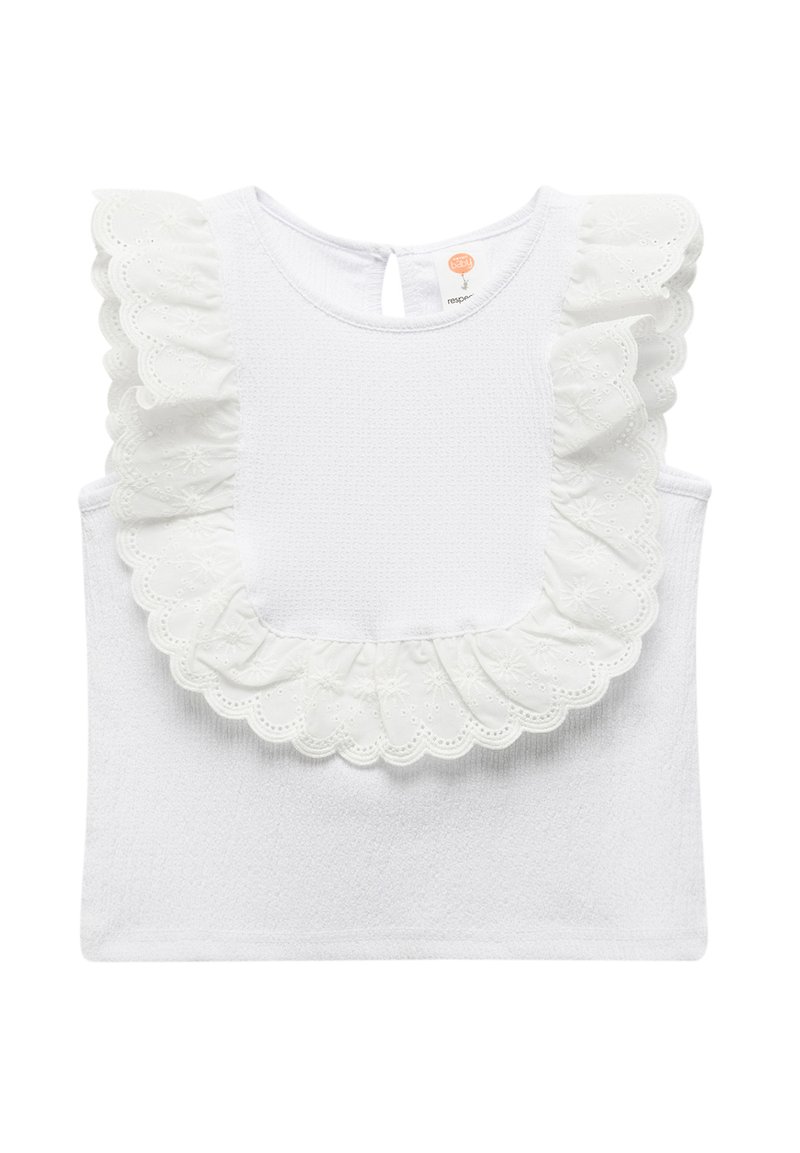 Top blanco sin mangas con un cuerpo texturizado, un gran volante de encaje de ojos alrededor del escote, y una abertura con forma de llave en la parte posterior.