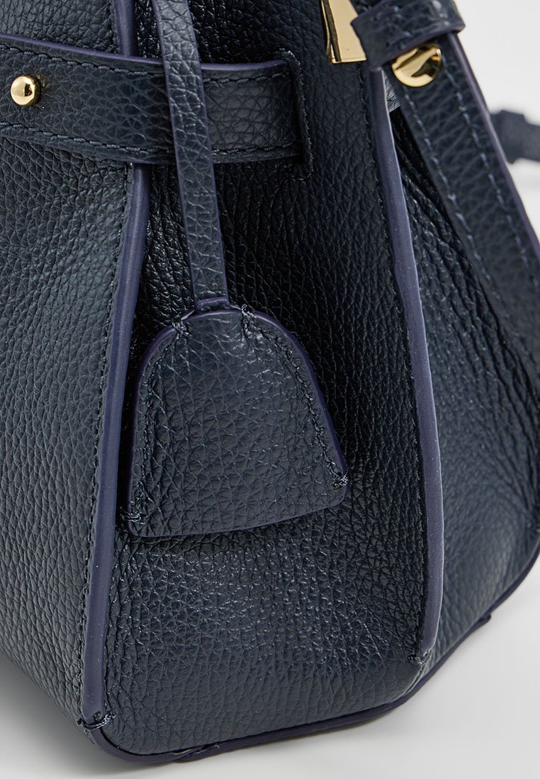 Borsa a tracolla in pelle blu navy con finitura texturizzata, caratterizzata da hardware in tono oro, una forma strutturata e un piccolo dettaglio cucito.