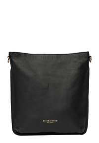 Bolso cruzado de cuero negro con textura suave, detalles en hardware dorado y un pequeño logo en la parte inferior. Diseño minimalista, forma rectangular.