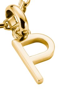 Goldfarbener Metallanhänger in Form des großen, Großbuchstabens 'P' mit polierter Oberfläche, der an einem Kettenlink zum Anbringen hängt.