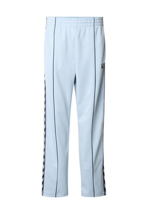 Lichtblauwe trainingsbroek met zwarte zijstrepen, elastische tailleband en taps toelopende pasvorm. Gemaakt van zachte, gladde stof, met een logo op de heup.